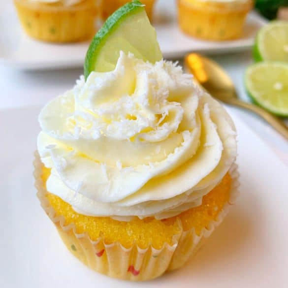 Limetten-Joghurt-Cupcakes mit Kokosflocken