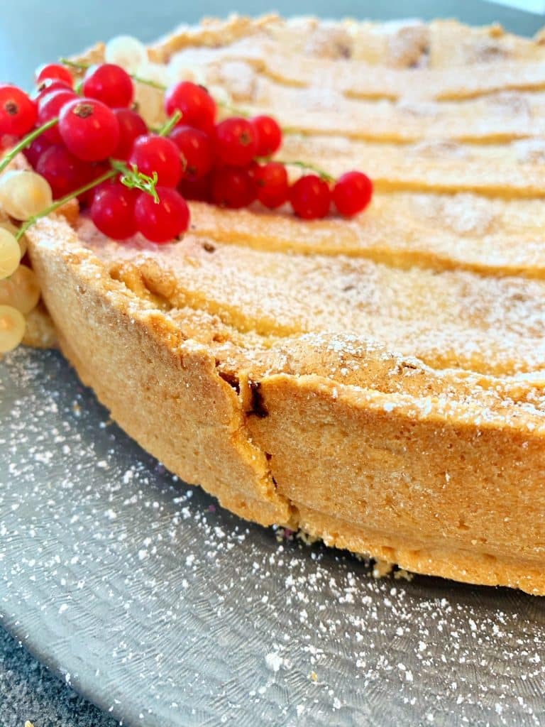 Johannisbeer-Mandel-Kuchen auf einer grauen Platte 