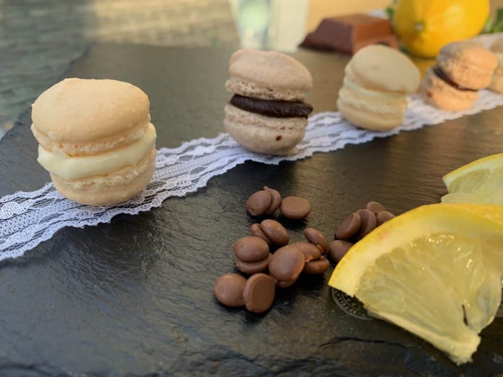 Macarons, serviert auf einer schwarzen Schieferplatte