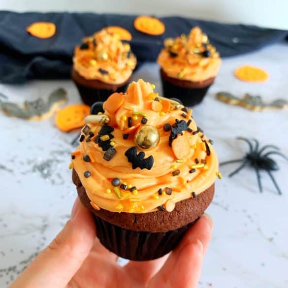 Halloween-Cupcakes in der Hand gehalten