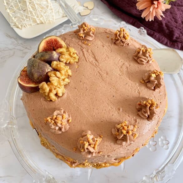 Schoko-Birnen-Torte von Oben auf einer Glasplatte