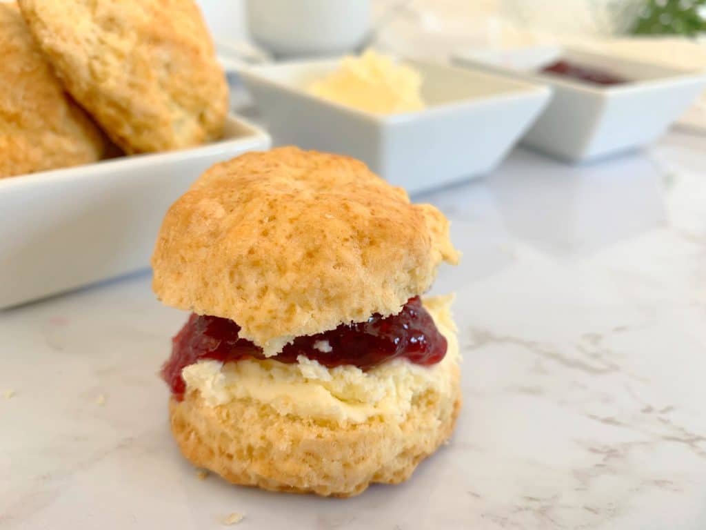 Scones auf dem Tisch mit zwei Füllungen