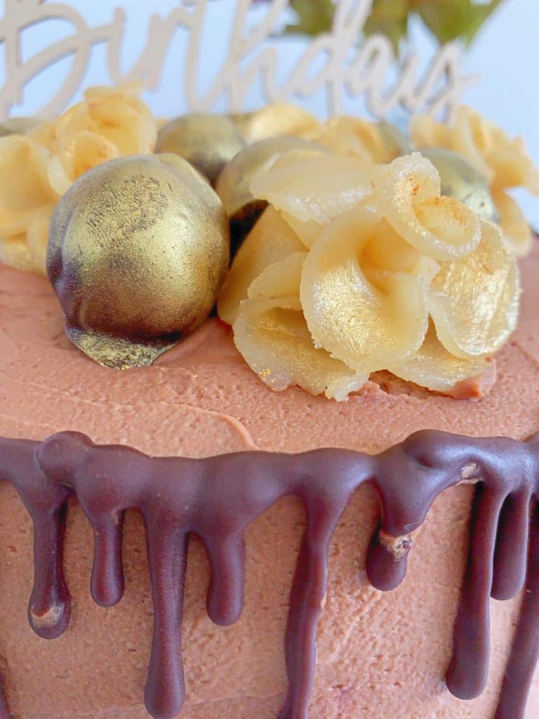 Nougat-Marzipan-Torte, mit Blumendekor