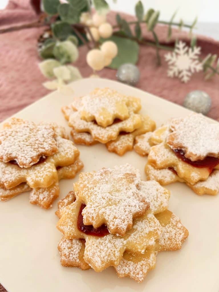 Spitzbuben Plätzchen vier Stück auf dem Teller