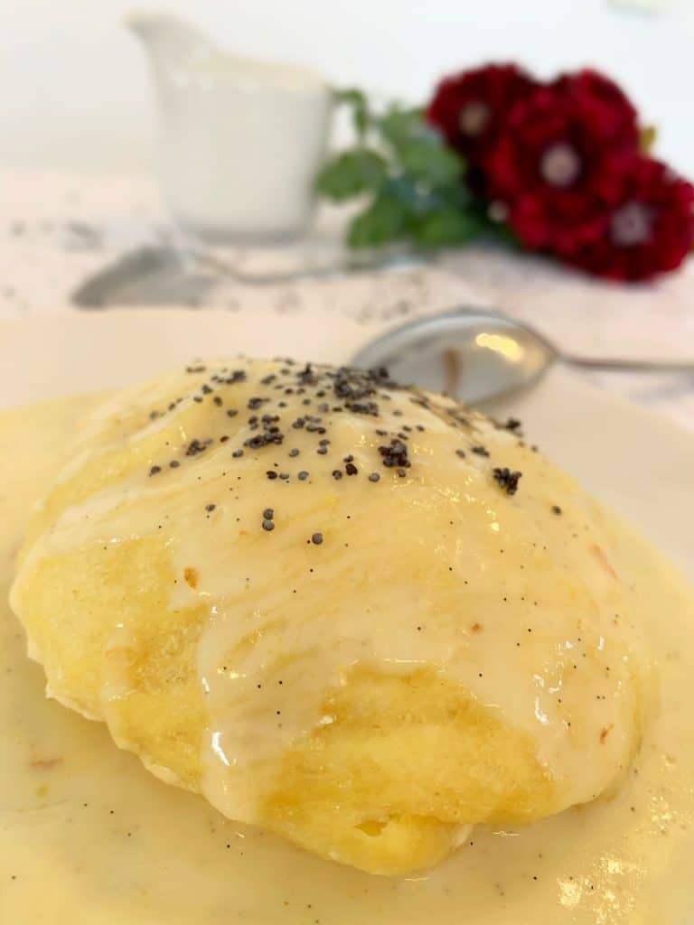 Dampfnudel mit Vanillesoße angerichtet