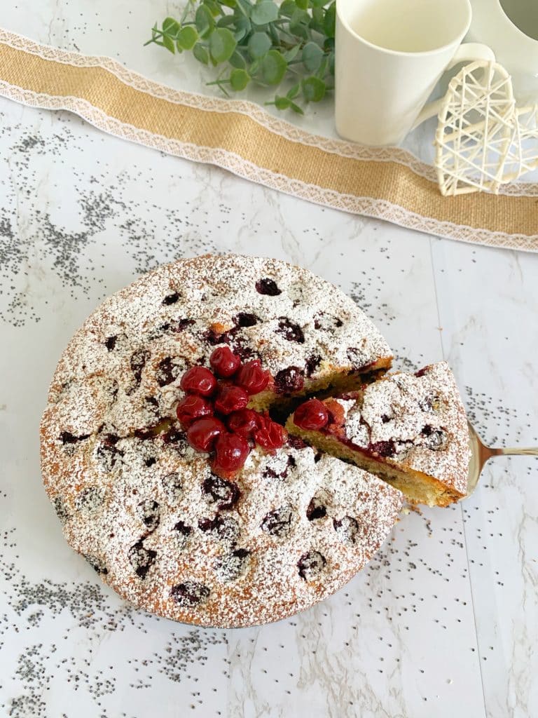 Mohn-Kirsch-Kuchen angeschnitten auf Kuchenschaufel