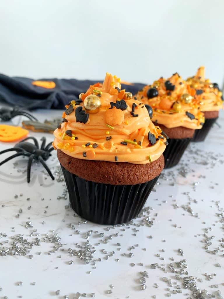 Halloween-Cupcakes, drei Stück dekoriert