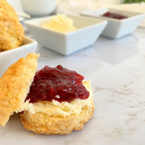 Scones, mit Clotted Cream und Marmalade