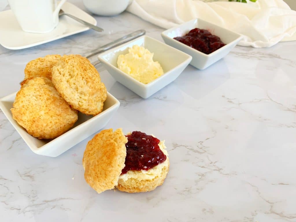 Scones, mit Clotted Cream und Marmalade