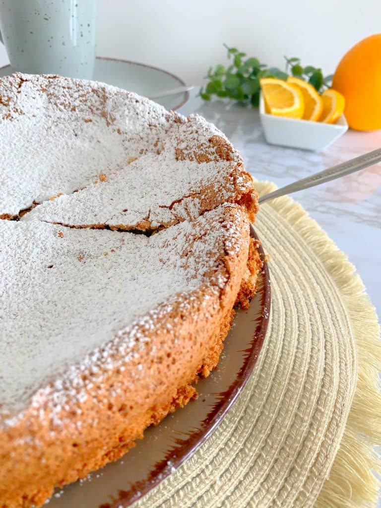 Mallorquinischer Mandelkuchen, angeschnitten auf einer Kuchenschaufel