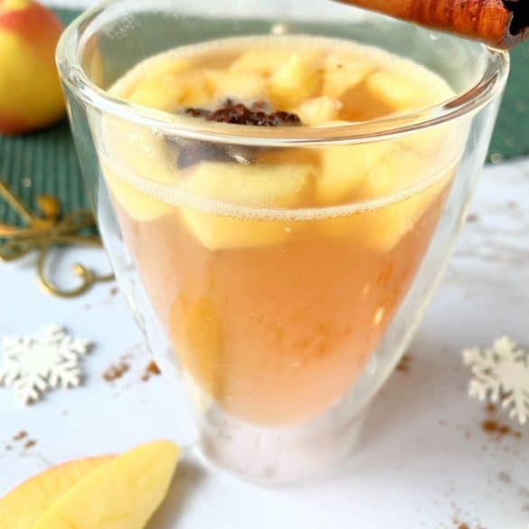 Apfel-Amaretto-Punsch mit Zimtstange dekoriert