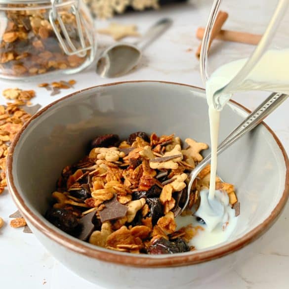 Weihnachtliches Granola mit Milchkanne