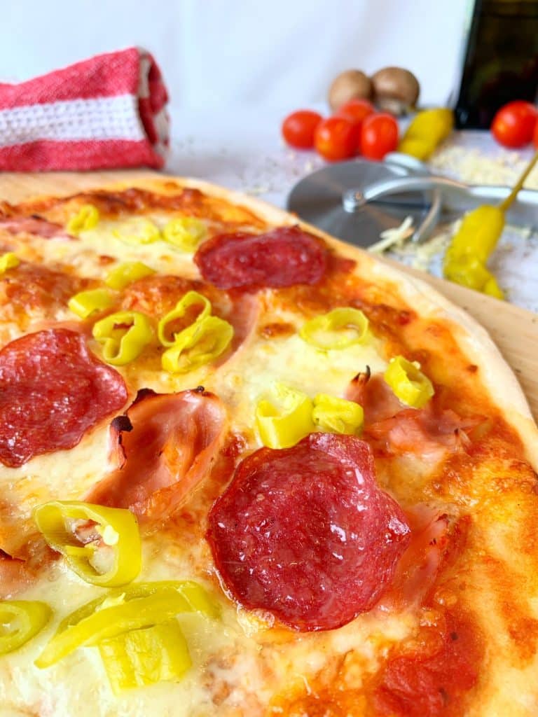 Original italienische Pizza mit Salami und Pepperoni