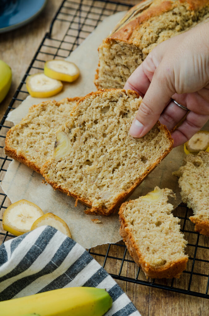 Bananenbrot mit Hand