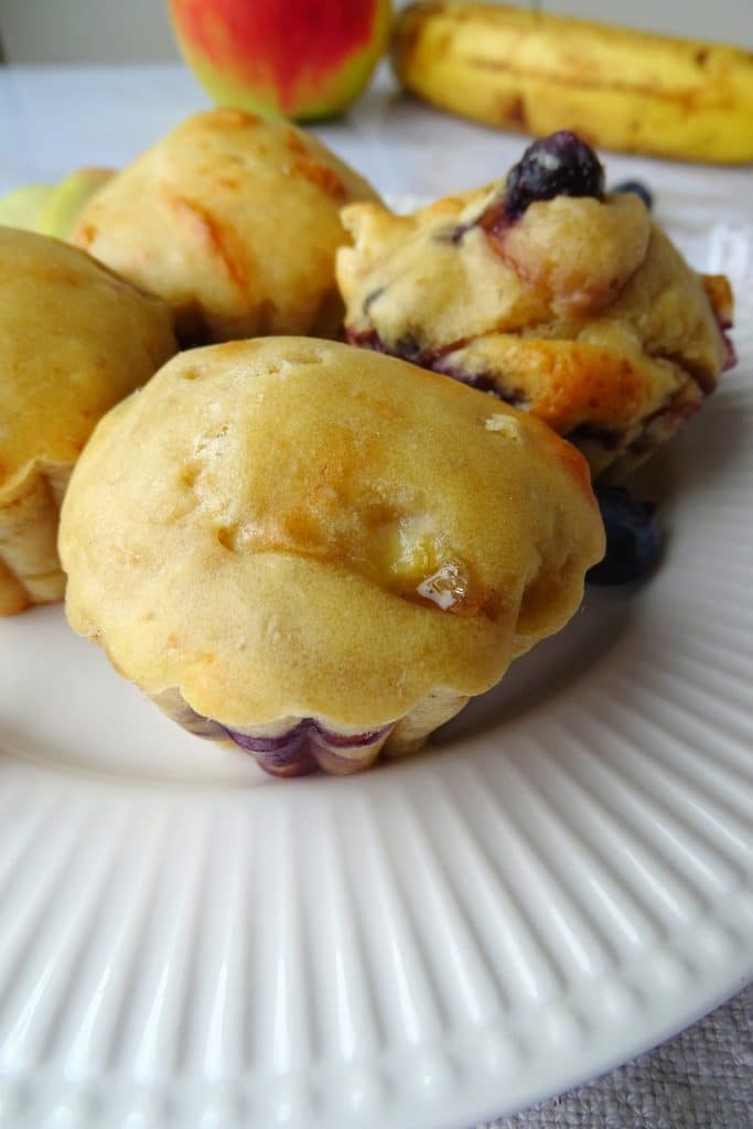 Blaubeer-Muffins auf weißem Teller angerichtet