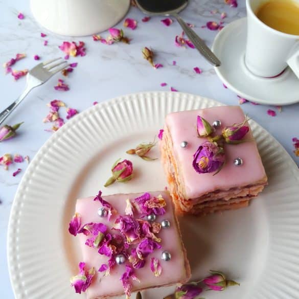 Petits Fours mit Rosen dekoriert