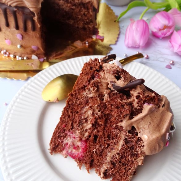 Schokotorte im Anschnitt auf Teller