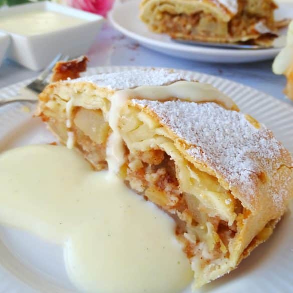 Apfelstrudel mit Vanillesoße und Puderzucker