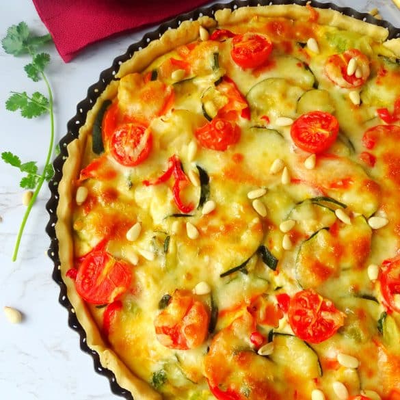 Gemüse-Quiche in Tarteform angerichtet