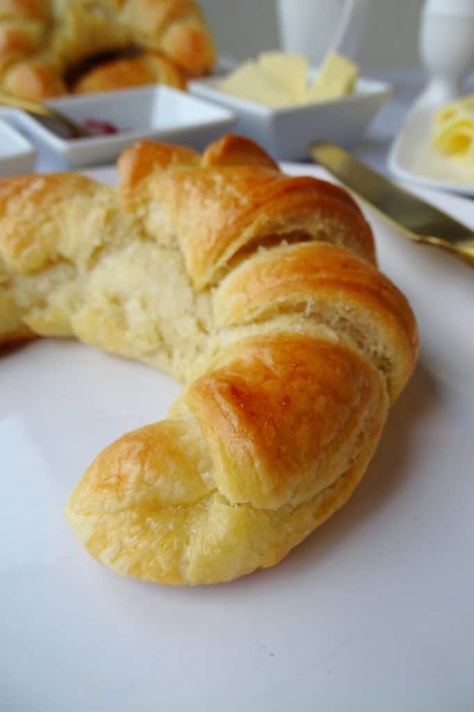 Croissants in Nahaufnahme auf weißem Teller