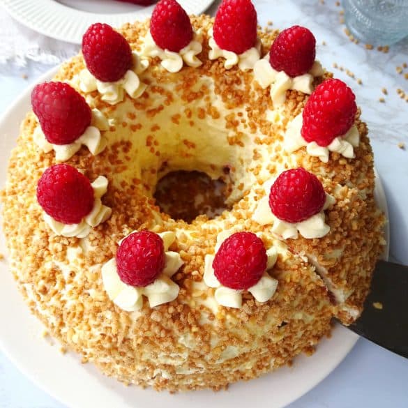 Frankfurter Kranz mit Buttercreme und Himbeeren