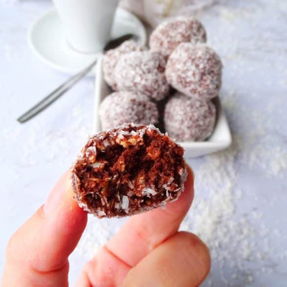 Chokladbollar mit Kokosflocken im Anschnitt