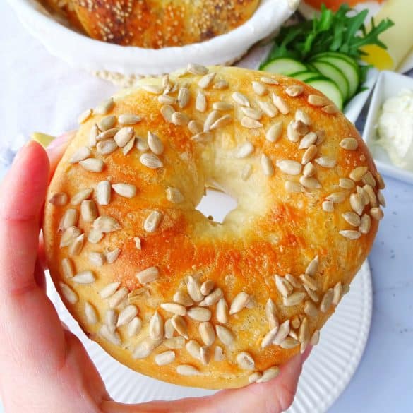 Bagel mit Sonnenblumenkernen bestreut