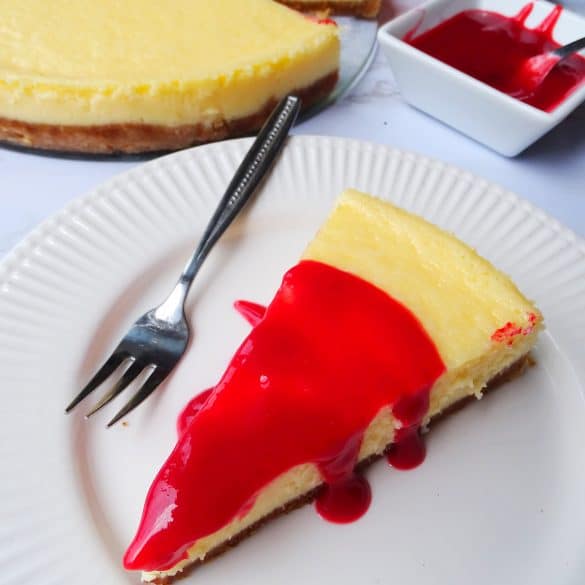 New York Cheesecake mit fruchtiger Himbeersoße