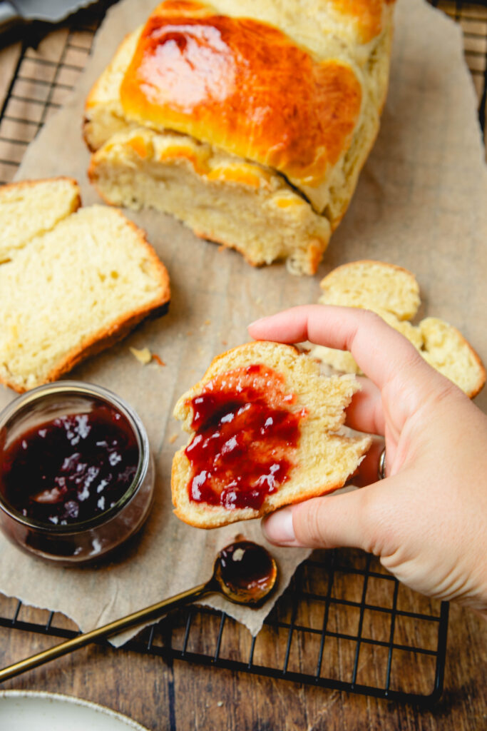 Brioche mit Marmelade