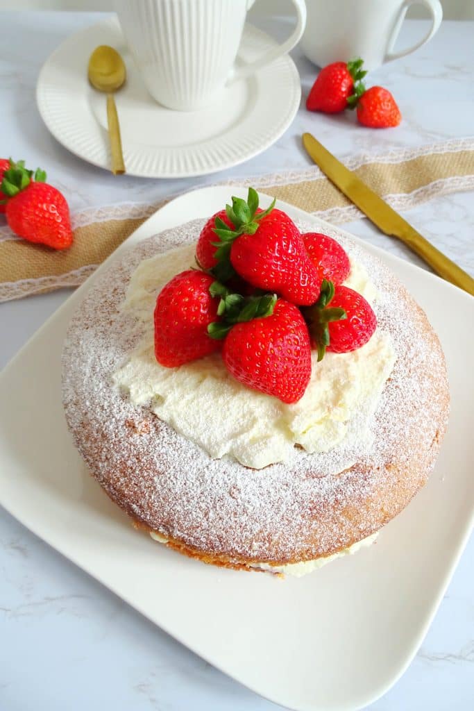 Victoria Sponge Cake mit Sahne und Marmelade