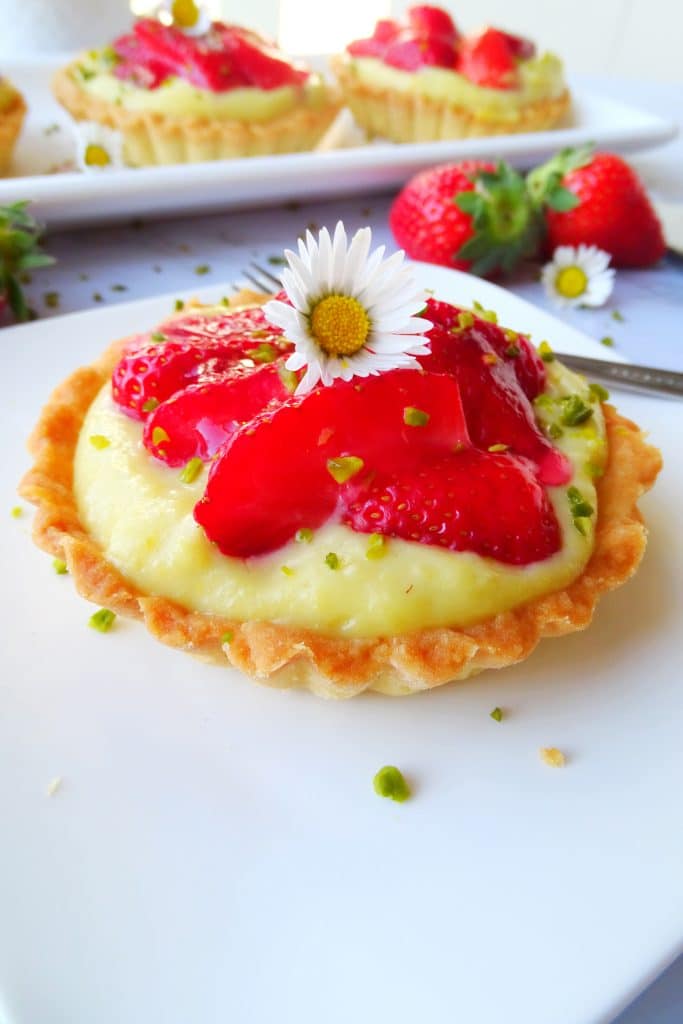 Erdbeer-Pistazien-Tartelettes mit Mürbeteig und Pudding