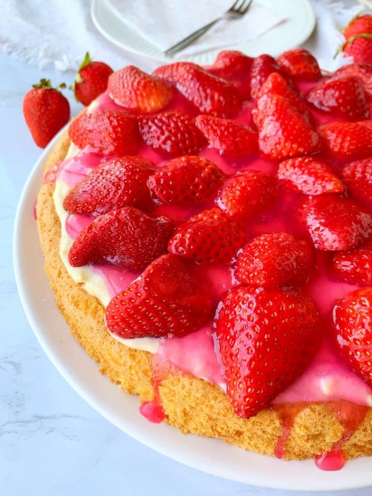 Erdbeerkuchen mit frischen Früchten und Biskuit