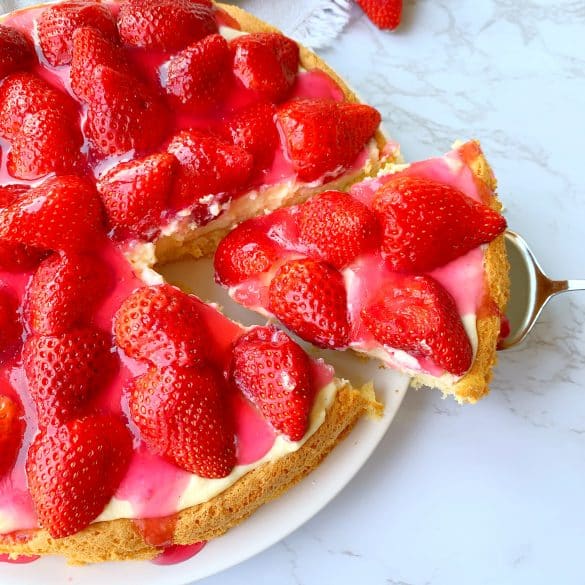 Erdbeerkuchen angeschnitten mit Tortenheber