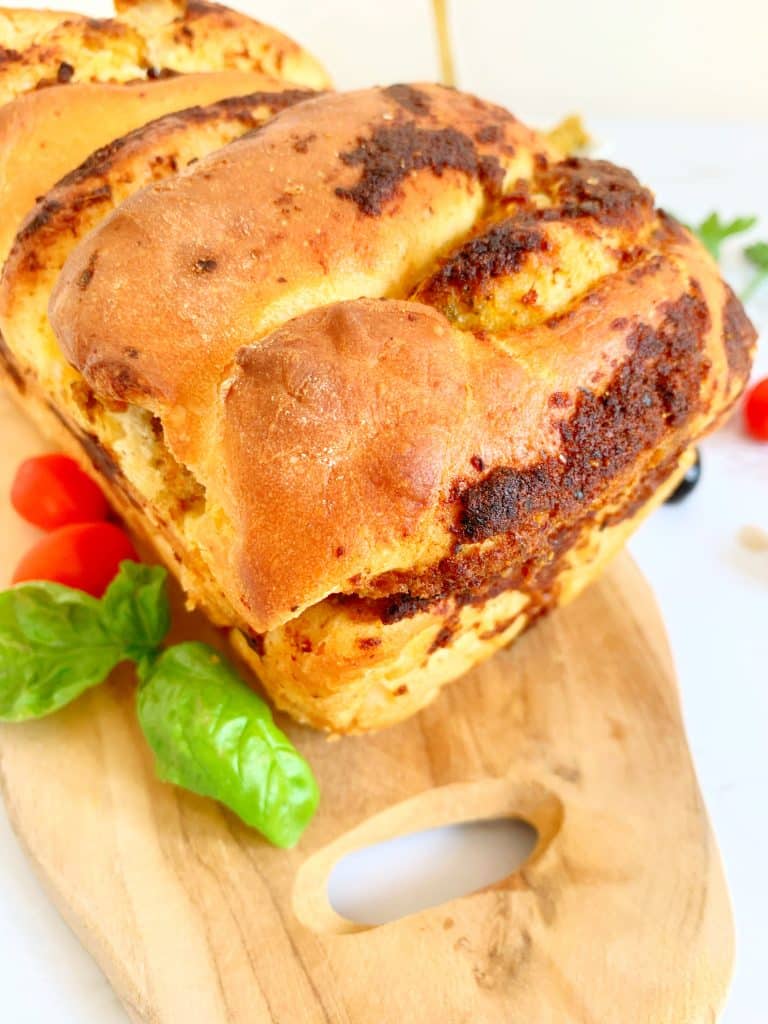 Mediterranes Zupfbrot mit rotem Pesto