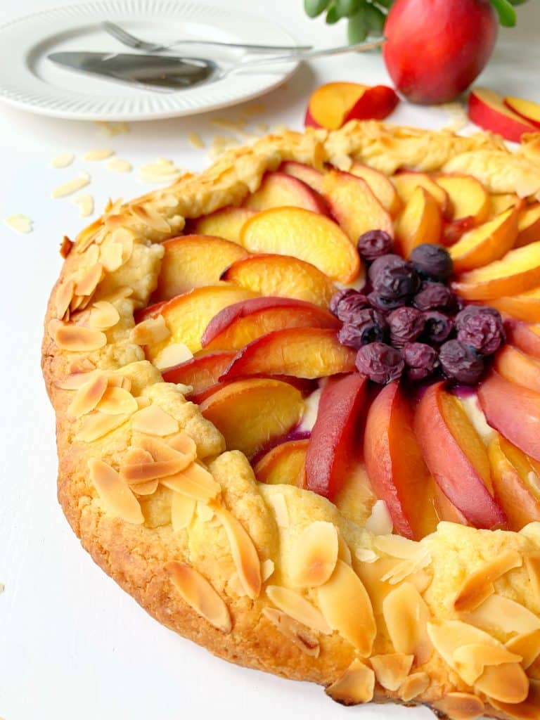 Nektarinen-Galette in Nahaufnahme mit Heidelbeeren