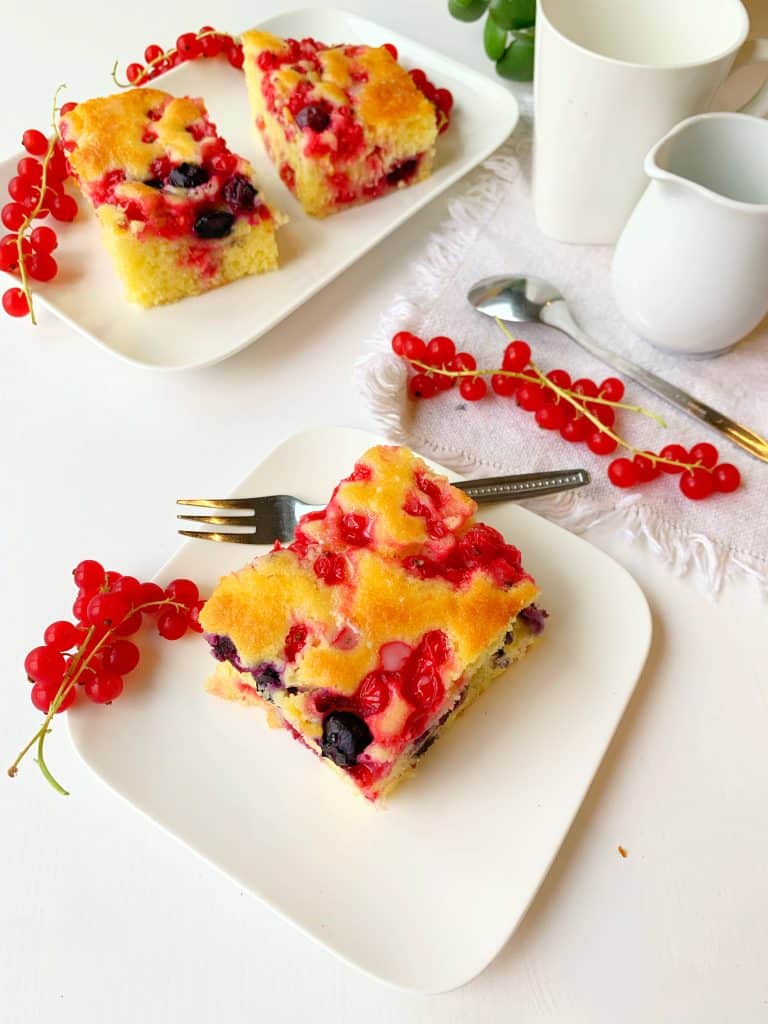 Joghurt-Kokois-Kuchen auf weißem Teller