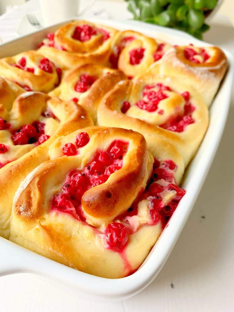 Johannisbeer-Pudding-Schnecken in Auflaufform gebacken