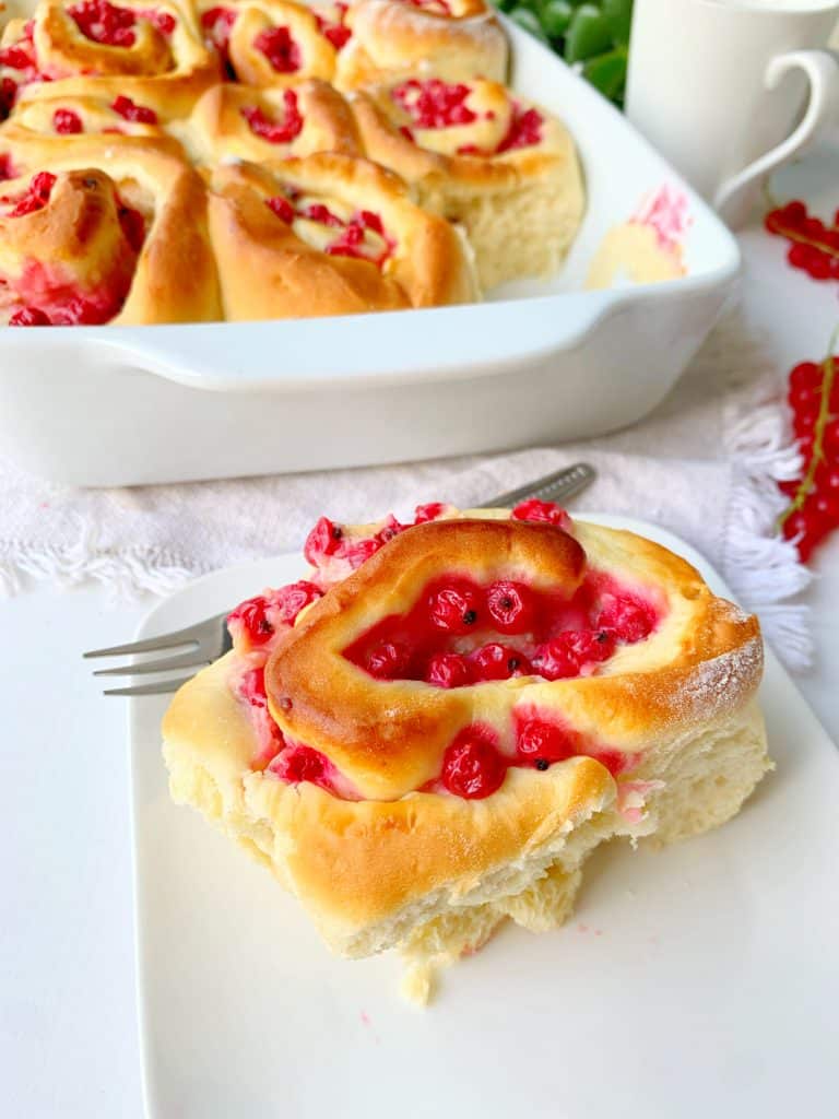 Johannisbeer-Pudding-Schnecken mit Gabel serviert