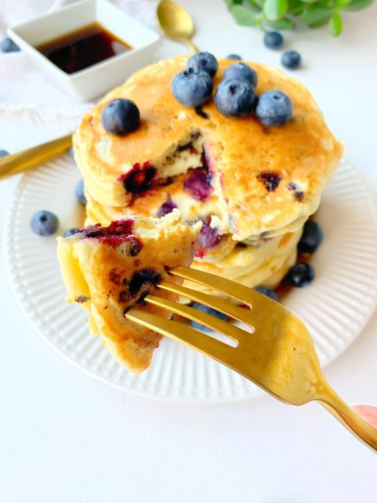 Blueberry Pancakes mit goldener Gabel