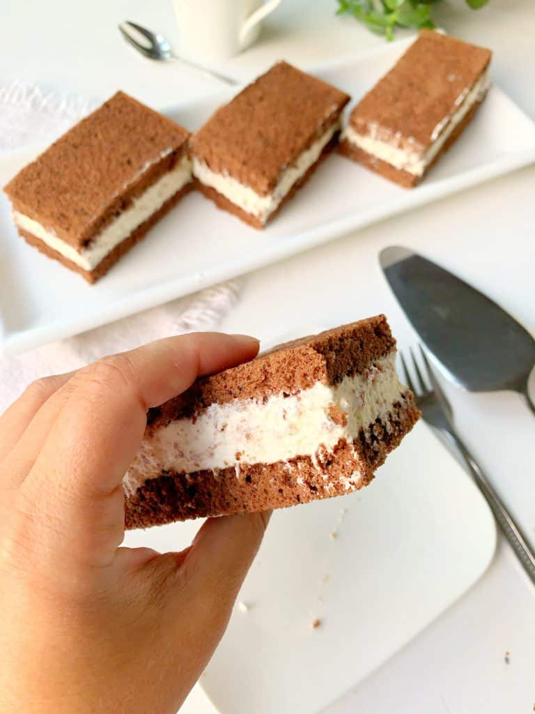 Milchschnitte in der Hand gehalten