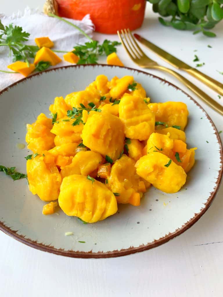 Kartoffel-Kürbis-Gnocchi angerichtet