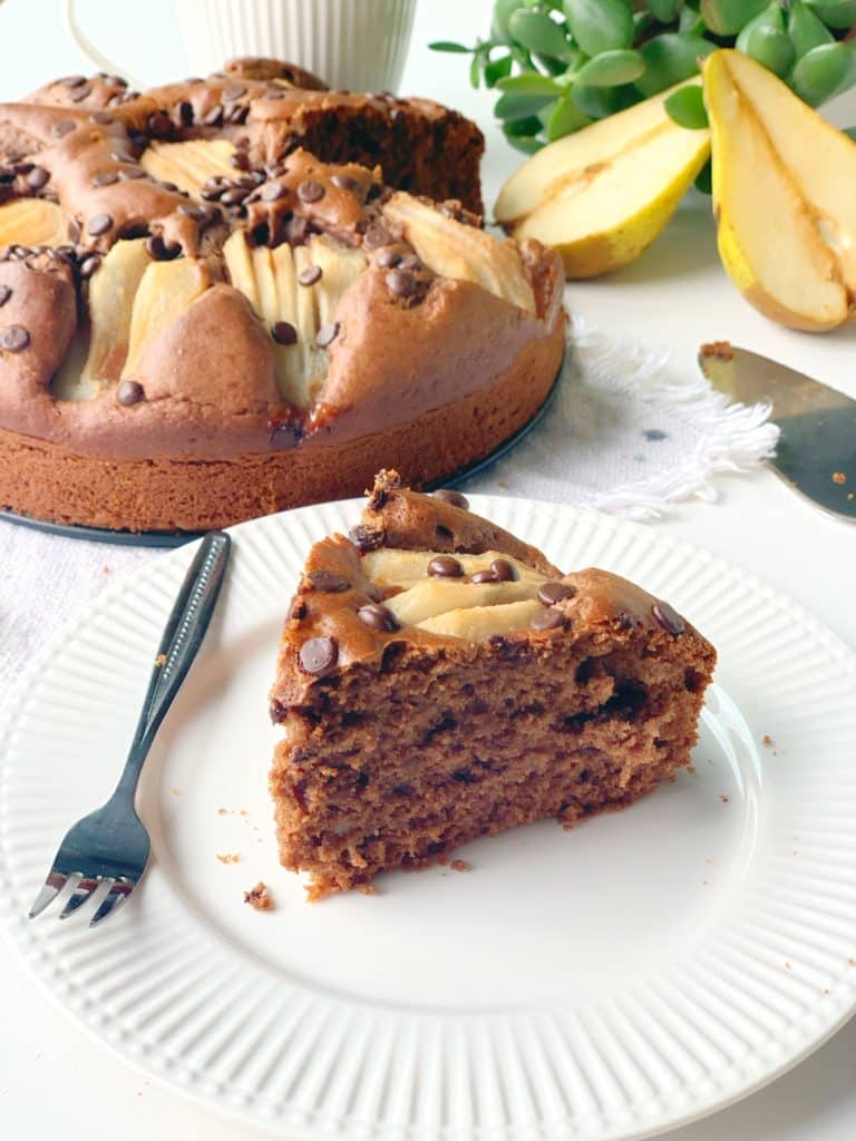 Schoko-Birnen-Kuchen mit Früchten