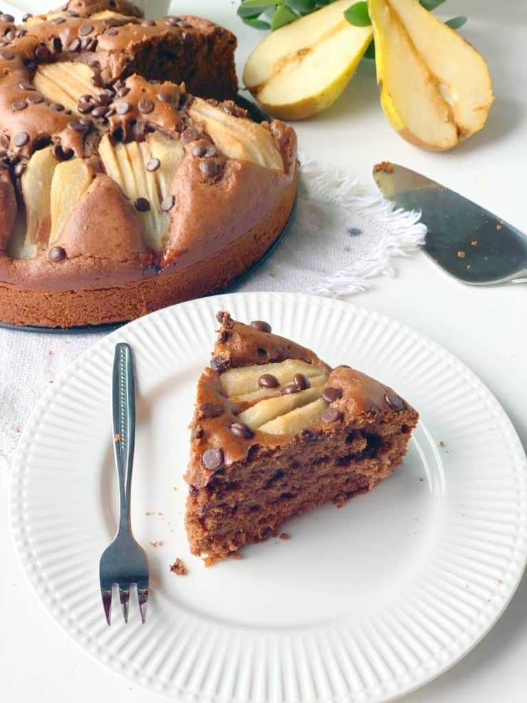 Schoko-Birnen-Kuchen auf Teller