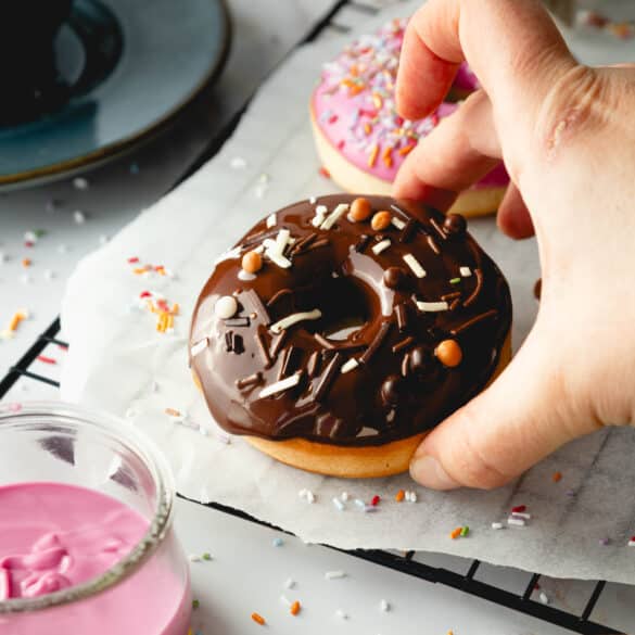 Donuts aus dem Backofen mit Hand