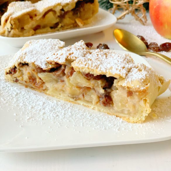 Apfel-Marzipan-Strudel mit Rosinen