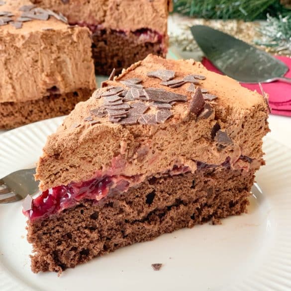 Mousse-au-Chocolat-Torte mit Kirschen