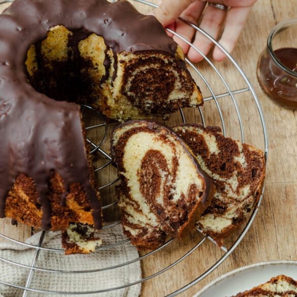 Klassischer Marmorkuchen angeschnitten