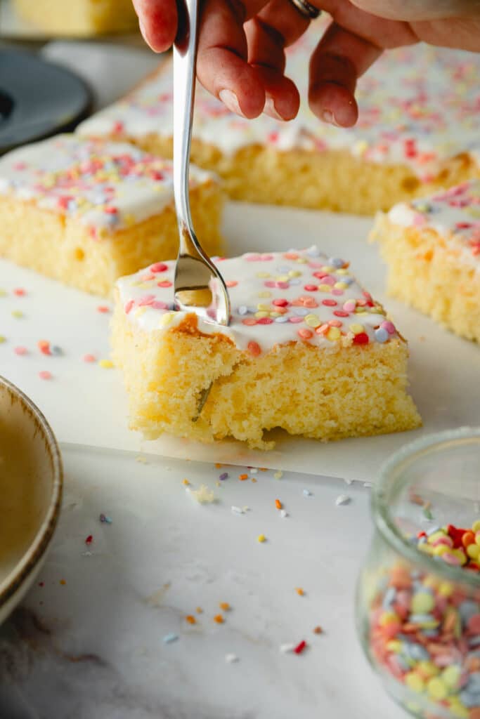 Konfettikuchen mit Hand