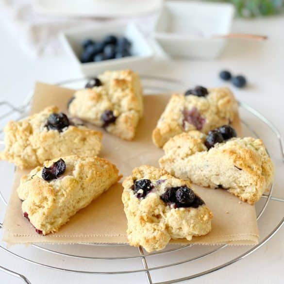 Blaubeer-Scones mit Früchten