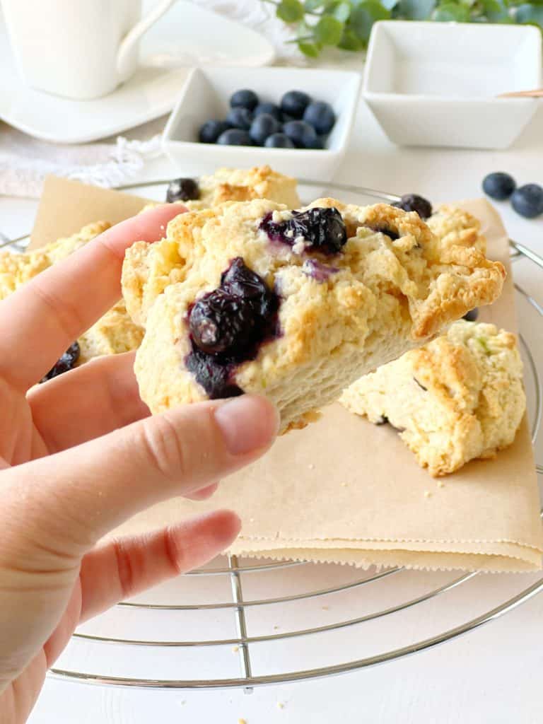 Blaubeer-Scones in der Hand 